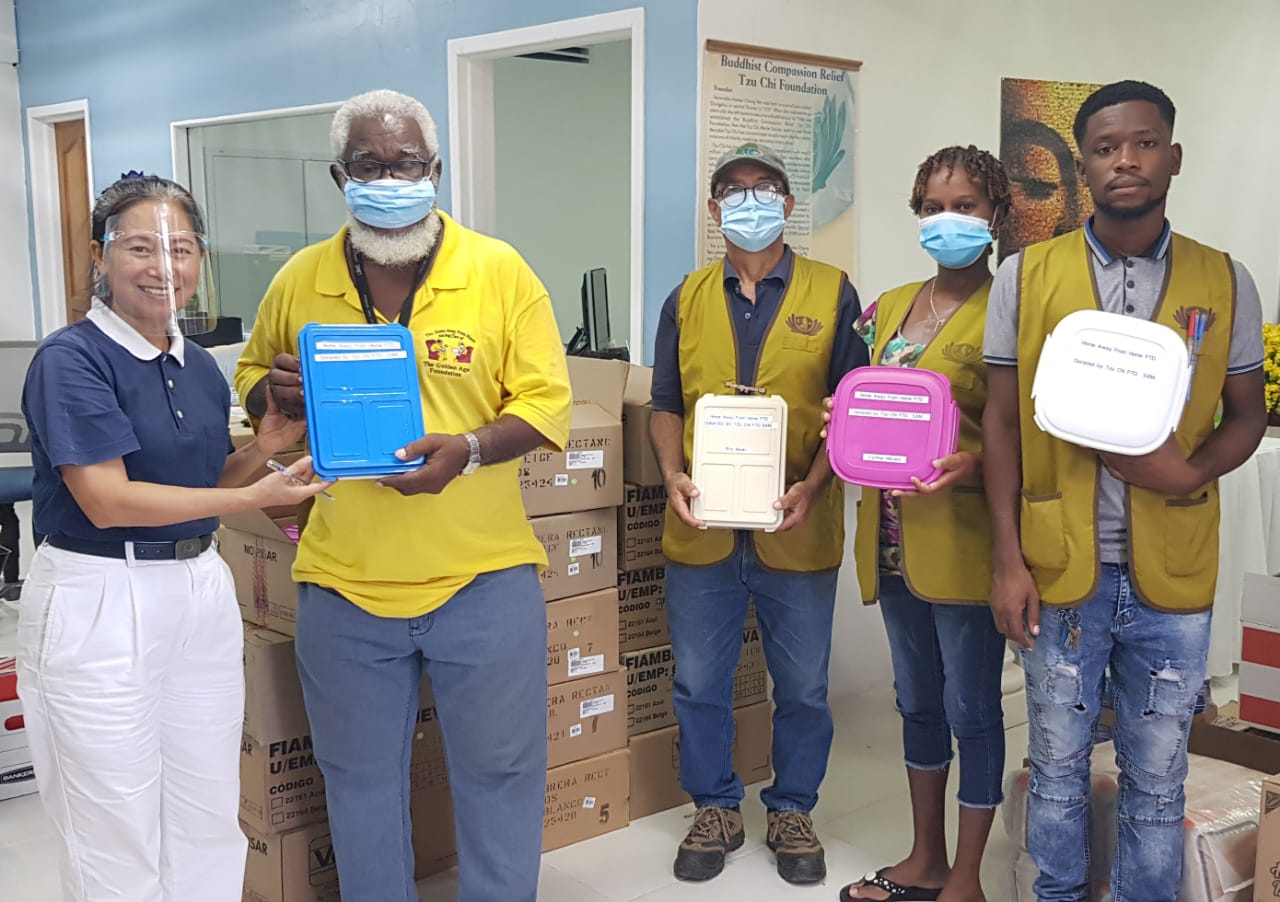 Tzu Chi donates 175 food containers for elderly lunch » NEWS.SX