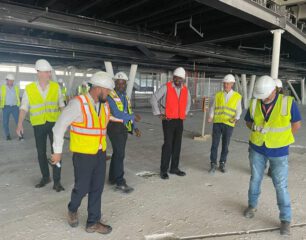 Minister-Ottley-visits-the-Princess-Juliana-International-Airport-terminal-reconstruction-project-site-.aspx_.jpg