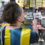 State Secretary checks prices at Saba supermarket